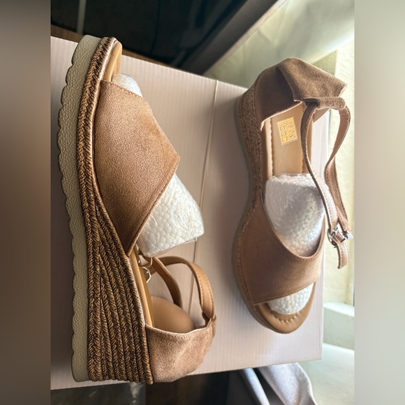 Casual And Stylish Women Peep Toe Wedges With Thick Soles - Picture 4 of 4